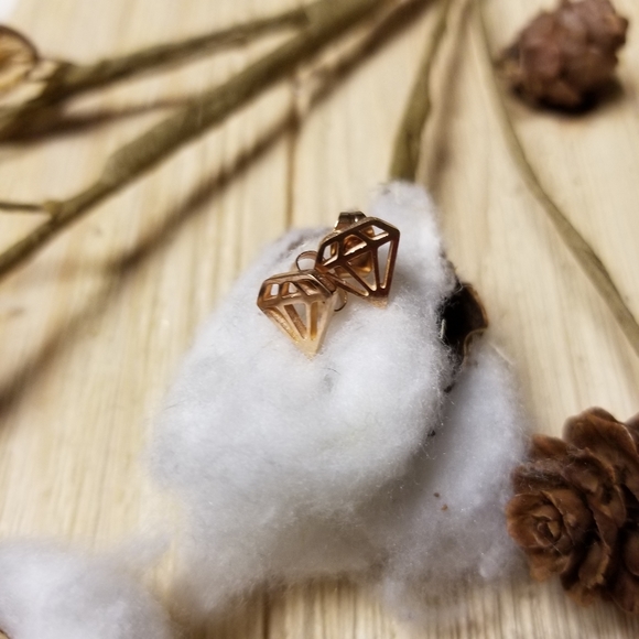 💎💎💎Beautiful Stainless Steel Diamond shape earrings in ROSE GOLD 💎💎💎 - Picture 7 of 9